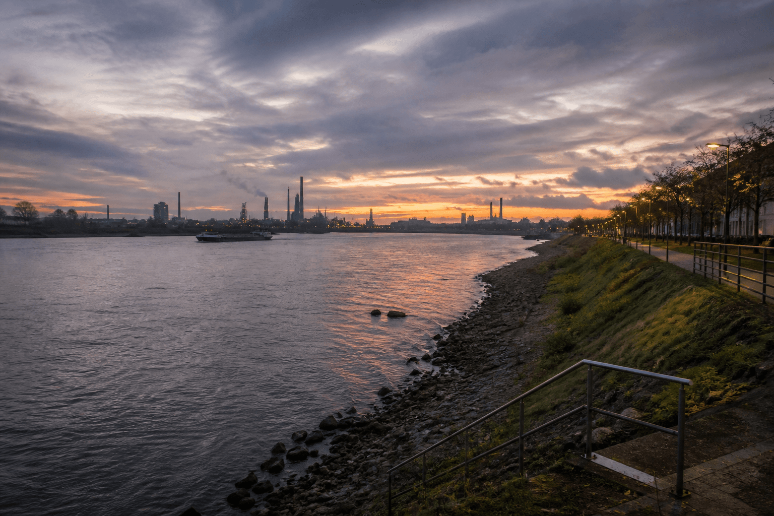 Rheinmotiv als Wahrzeichen für den Einsatzort Wesseling